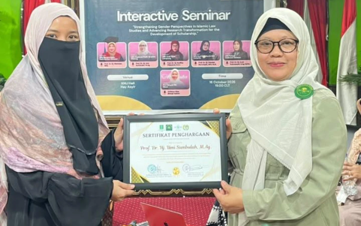 Foto Prof. Dr. Hj. Umi Sumbulah, M.Ag. (kanan), memaparkan “Women’s Agency in Mitigating Radicalism Among Young People in the Era of Digital Disruption” dalam seminar interaktif yang diselenggarakan PCI Fatayat NU Mesir bersama Himmah Mesir di Aula KMJ, Hay Asyir, Kairo, Mesir, Jumat, 16 Oktober 2026. (Foto: Fakultas Syariah UIN Malang)