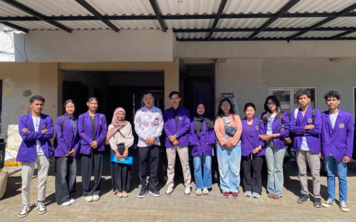 Foto Mahasiswa Program Studi Ilmu Komunikasi UNITRI bersama Lurah Pagentan dalam kegiatan pengembangan video profil digital di Kantor Kelurahan Pagentan, Kecamatan Singosari, Kabupaten Malang. (Foto: Unitri Malang)