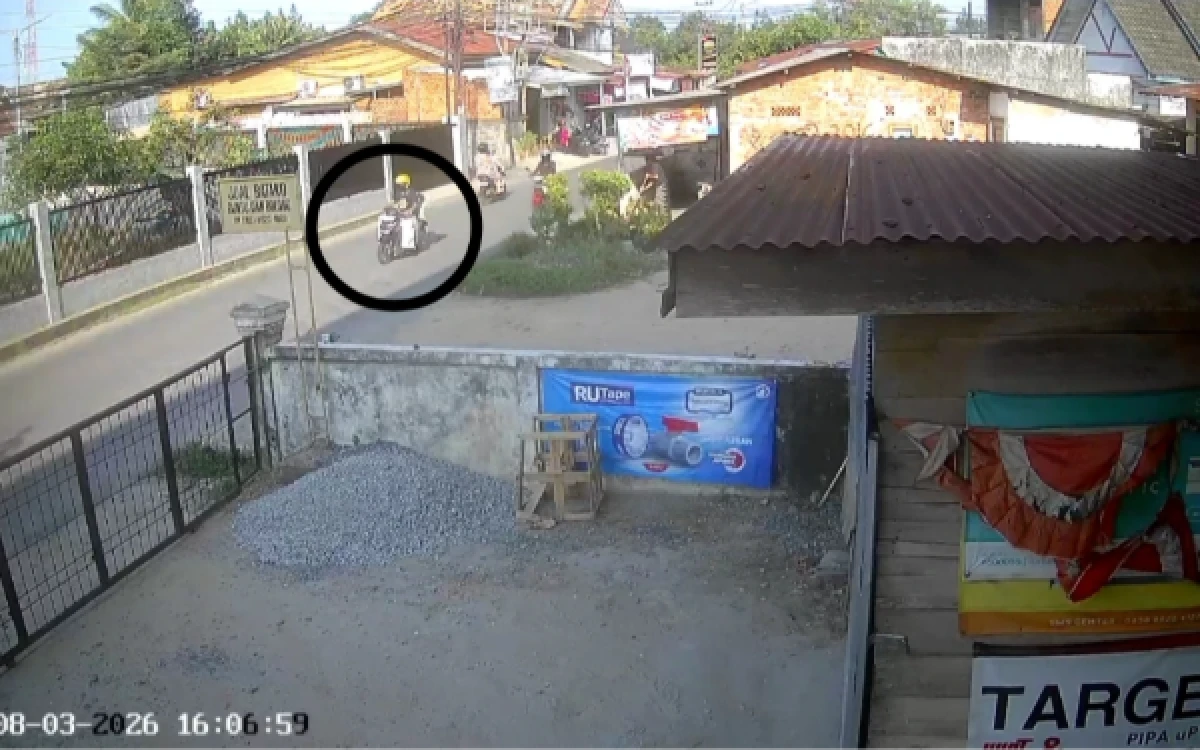 Foto Cuplikan rekaman CCTV daat kedua pelaku berhasil mencuri motor dan ratusan paket milik kurir di Jalan RW Mongonsidi, Kecamatan Kalidoni,Kota Palembang, Selasa 4 Agustus 2026. (Foto : Yola/Ketik.com)