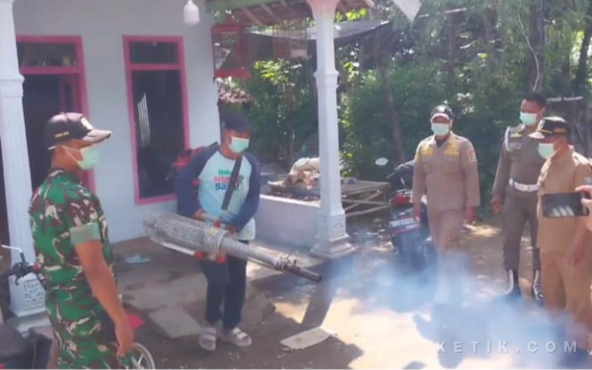 Thumbnail Berita - Cegah Demam Berdarah, Satgas TMMD Ke-128 Kodim 0820 Probolinggo Lakukan Fogging di Dusun Rowo.