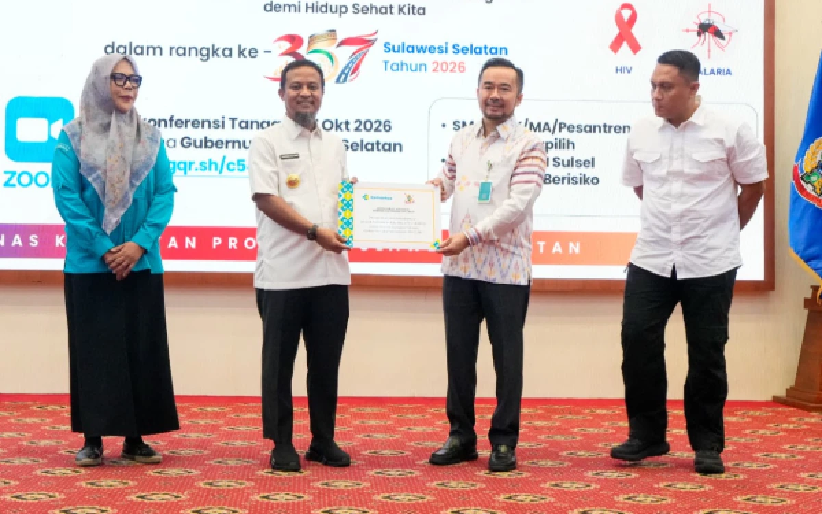 Foto Gubernur Sulawesi Selatan, Andi Sudirman Sulaiman, bersama Pelaksana Tugas (Plt.) Direktur Jenderal Penanggulangan Penyakit Kementerian Kesehatan RI, dr. Andi Saguni, M.A dalam pencanangan rekor Museum Rekor-Dunia Indonesia (MURI) melalui kegiatan kemoprofilaksis, Selasa, 27 Oktober 2026. (Foto: Ahmad Yusran/Ketik.com)