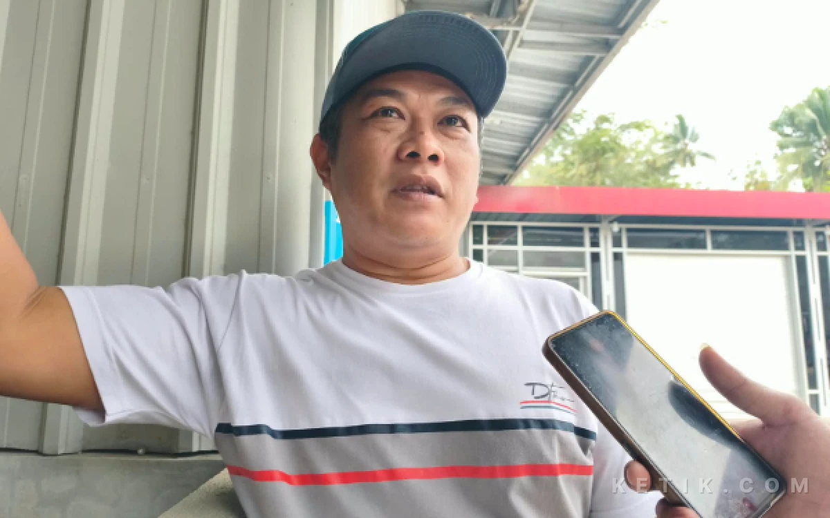 Foto Purnomo, pemilik lahan sekaligus usaha Pertamini di Desa Bungur, Kecamatan Tulakan, Kabupaten Pacitan, memberikan penjelasan terkait keberadaan SPPG MBG yang berada berdekatan dengan fasilitas penjualan BBM miliknya.