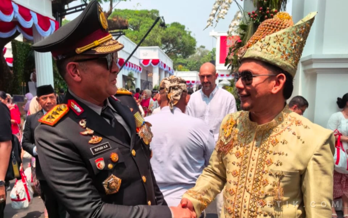 Foto Direktur CV KP Rizki Perkara bersalaman dengan Kepala Badan Narkotika Nasional Komjen Pol Suyudi Ario Seto di Istana Negara, Senin (17/8/2026). (Foto: Dok Ketik)