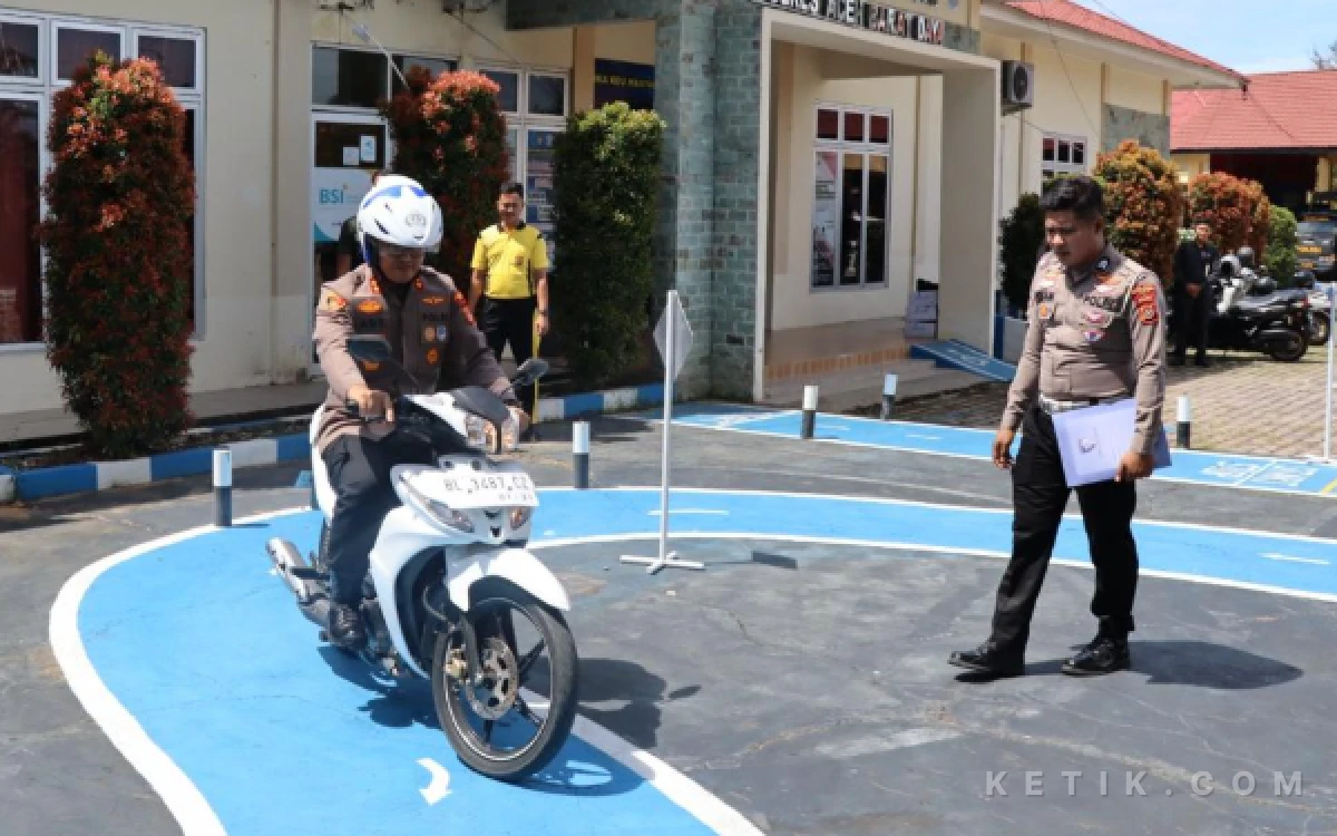 Foto Kapolres Abdya, AKBP Ade Gita Rachmadi mengendarai sepeda motor untuk mengikuti ujian praktik SIM di Mapolres Abdya, Selasa (11/8/2026). (Foto: T. Rahmat/Ketik)