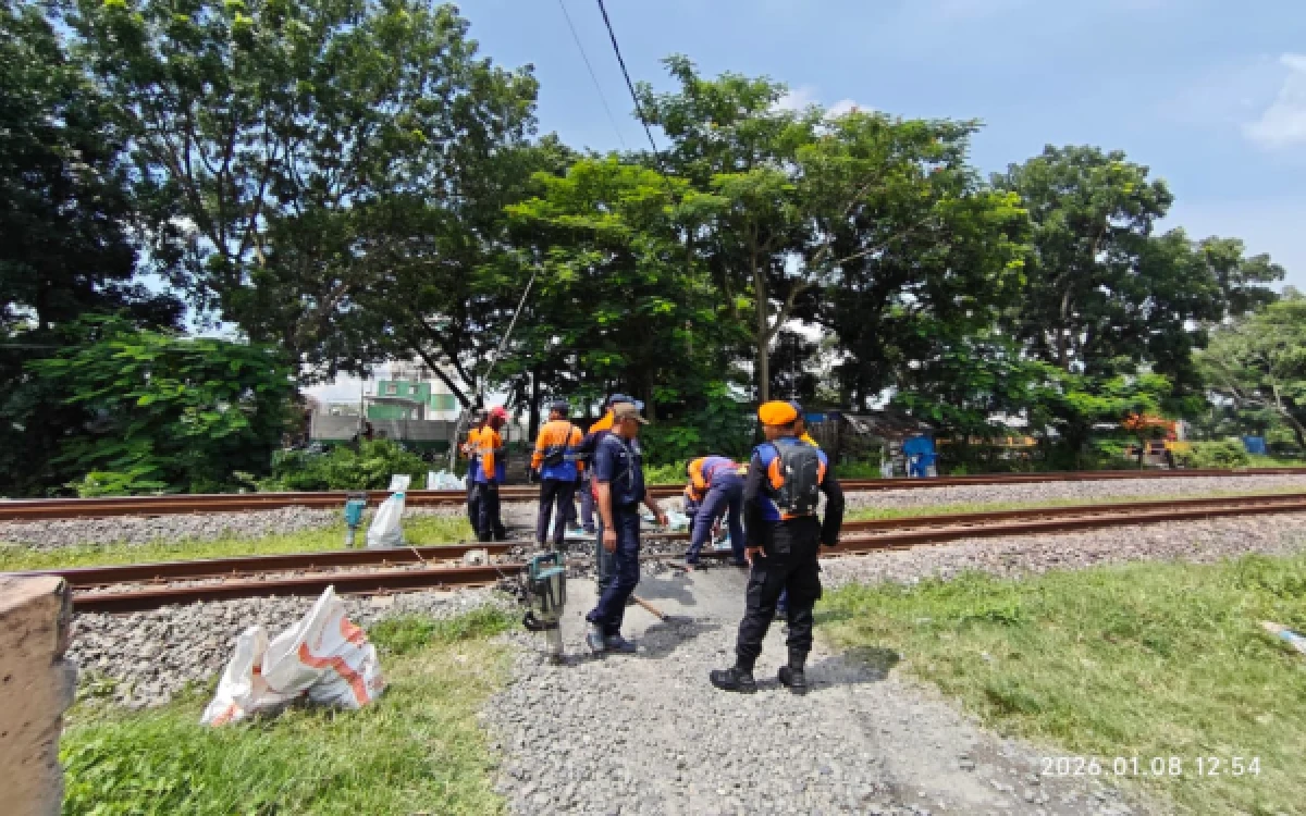 Thumbnail Berita - KAI Daop 8 Surabaya Perketat Keselamatan, 139 Perlintasan Liar Ditutup Sejak 2020