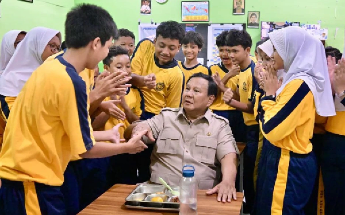 Thumbnail Berita - Pertama Kali Bertemu Presiden saat Tinjau MBG, Siswa SMPN 111 Jakarta Mengaku Gugup-Bahagia