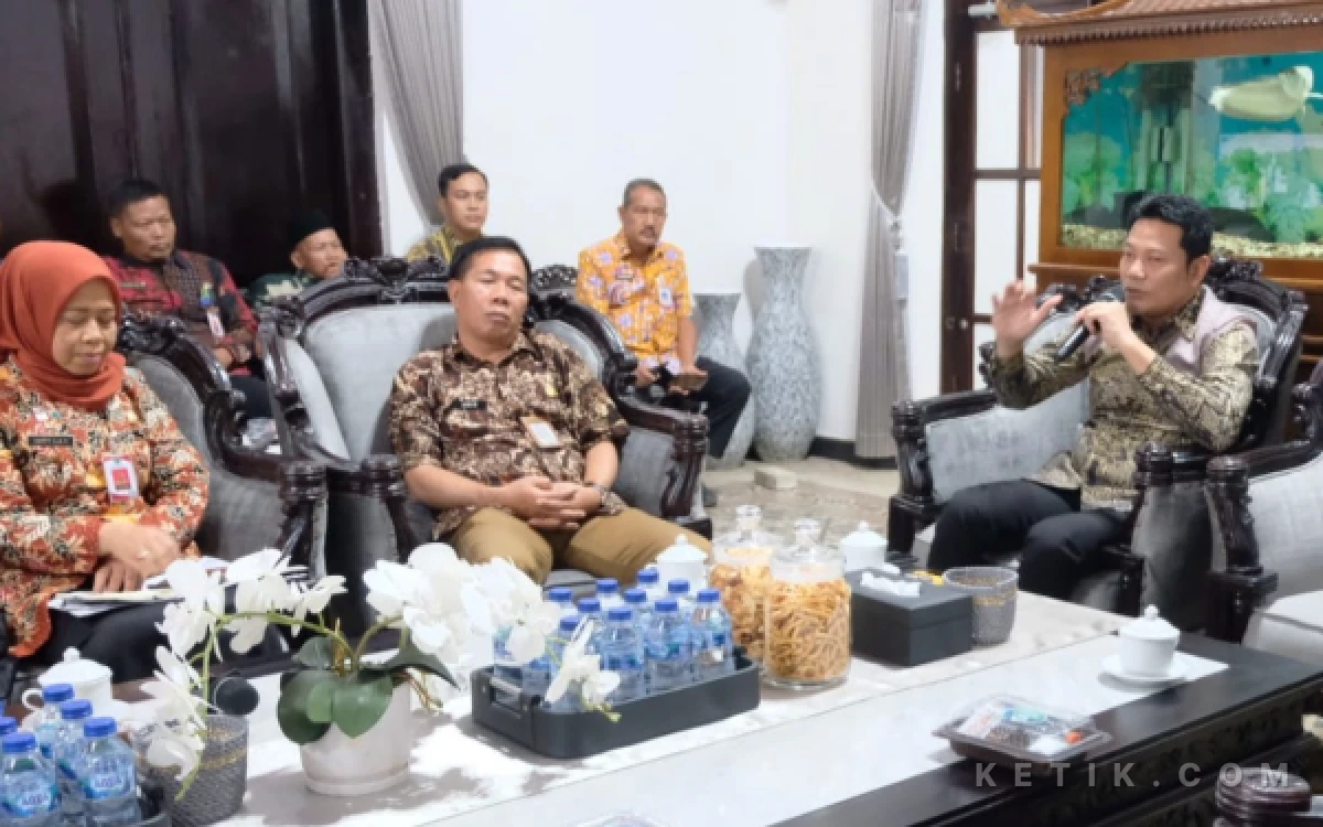 Thumbnail Berita - Bupati Subandi Siapkan Revitalisasi Pasar di Sidoarjo, Pengelola Menjerit karena Terjepit Pasar Digital