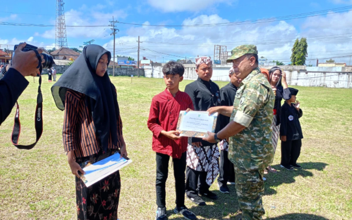 Foto Murid SDN 3 Purwodadi di Kabupaten Malang ketika menerima penghargaan di Hari Pendidikan Nasional. (Foto: SDN 3 Purwodadi for Ketik.com)