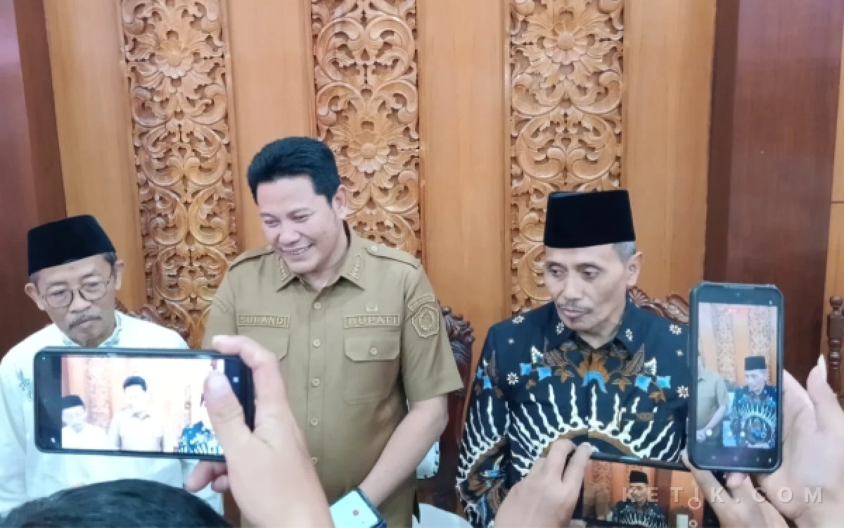 Foto Bupati Subandi (tengah) bersama jajaran Forkopimda Sidoarjo, Ketua PC NU Sidoarjo KH Zainal Abidin, dan KH Abdul Wahid Harun  dari MUI Sidoarjo menyatakan komitmen untuk bersama-sama memberantas miras di Kabupaten Sidoarjo. (Foto:  Fathur Roziq/Ketik.com)
