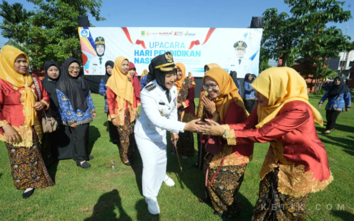 Foto wali kota mojokerto ika puspitasari usai upacara hardiknas di halaman pemkot mojokerto (foto : humas pemkot mojokerto/ ketik.com0