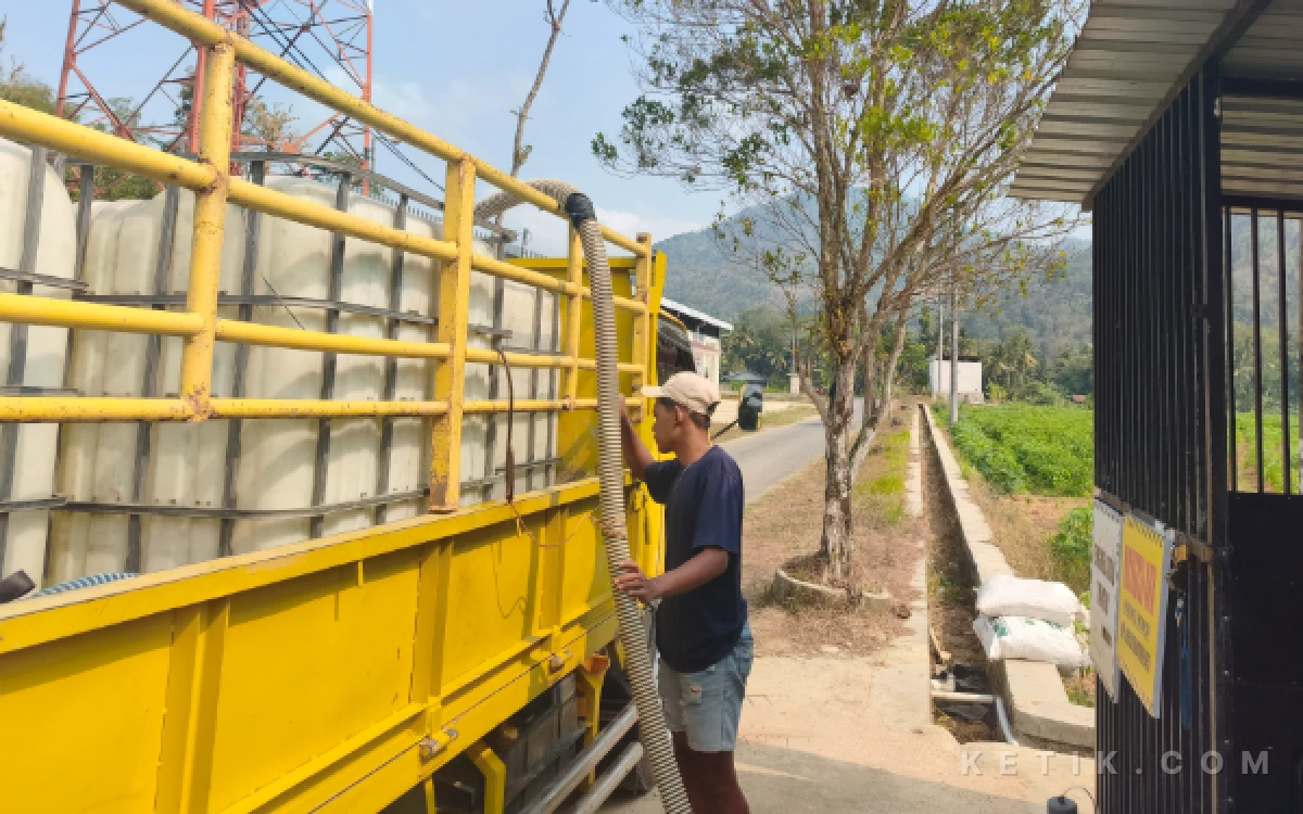 Foto Imam Muzaki mengatur selang untuk mengisi air ke dalam torn berkapasitas sekitar 3.000 liter di Desa Banjarjo, Kecamatan Kebonagung, Pacitan, Rabu, 19 Agustus 2026.