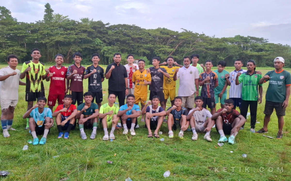 Foto Tim Bacan United Bareng Qasssam di lapangan Samargalila Bacan (Foto: Mursal/Ketik.com)