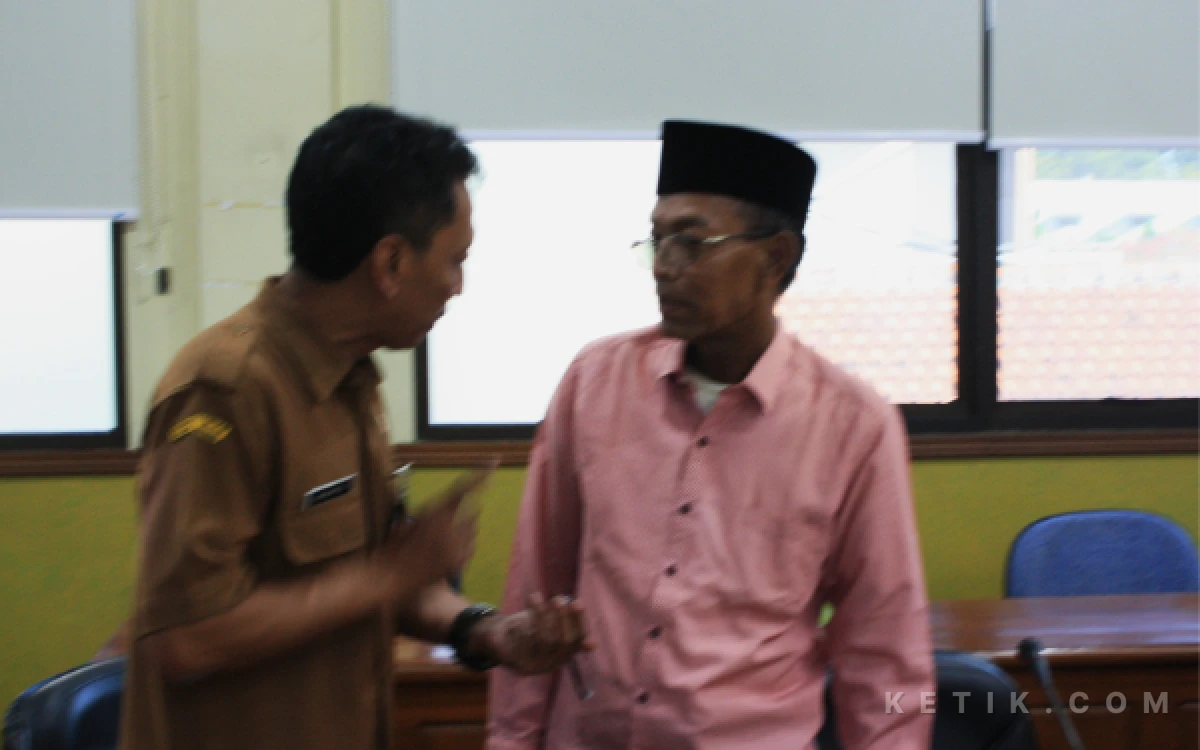 Foto Kepala Dinas Sosial Sidoarjo Martha W. Kusuma berdiskusi dengan anggota DPRD Sidoarjo Pujiono setelah pertemua pada Selasa (12 Mei 206). (Foto: Fathur Roziq/Ketik.com)