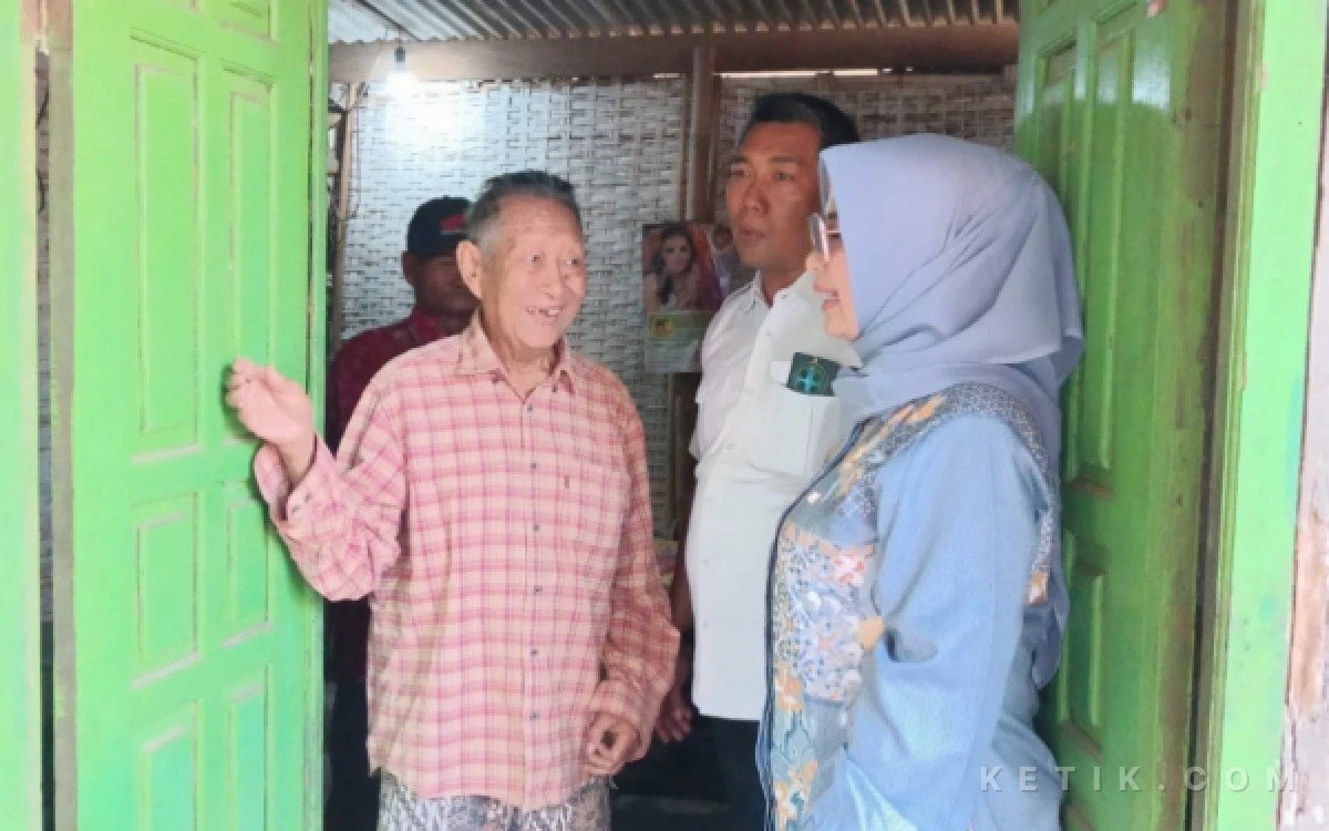 Foto Yuniar Safitri, pengusaha peduli yang juga istri Dhamroni Chudlori berbincang dengan Sodiqin. (Foto: Fathur Roziq/Ketik.com)