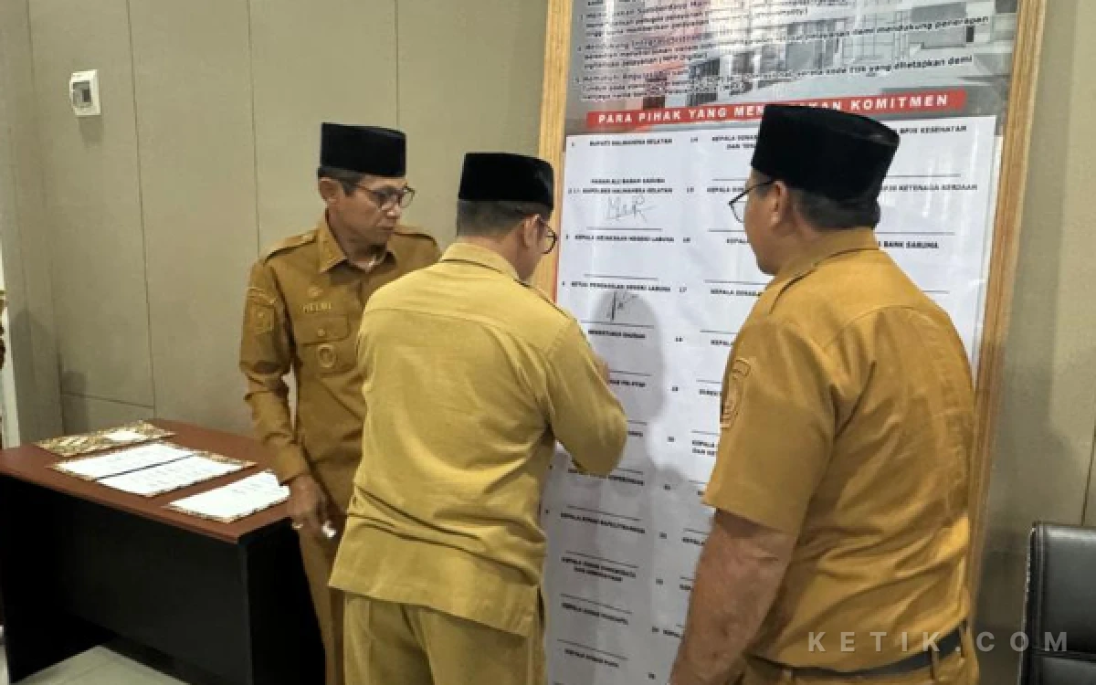 Foto Wakil Bupati Helmi Umar Muchsin dan Sekretaris Daerah Abdillah Kamarullah saat menandatangani Komitmen (Foto: Mursal/Ketik.com)