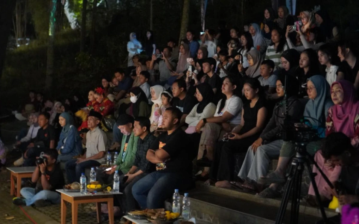 Foto Masyarakat memadati kawasan Hutan Kota Trenggalek untuk menyaksikan hari pertama festival tahunan Trenggalek Menari 5, Jumat, 15 Mei 2026. (Foto: Abrar for Ketik.com)