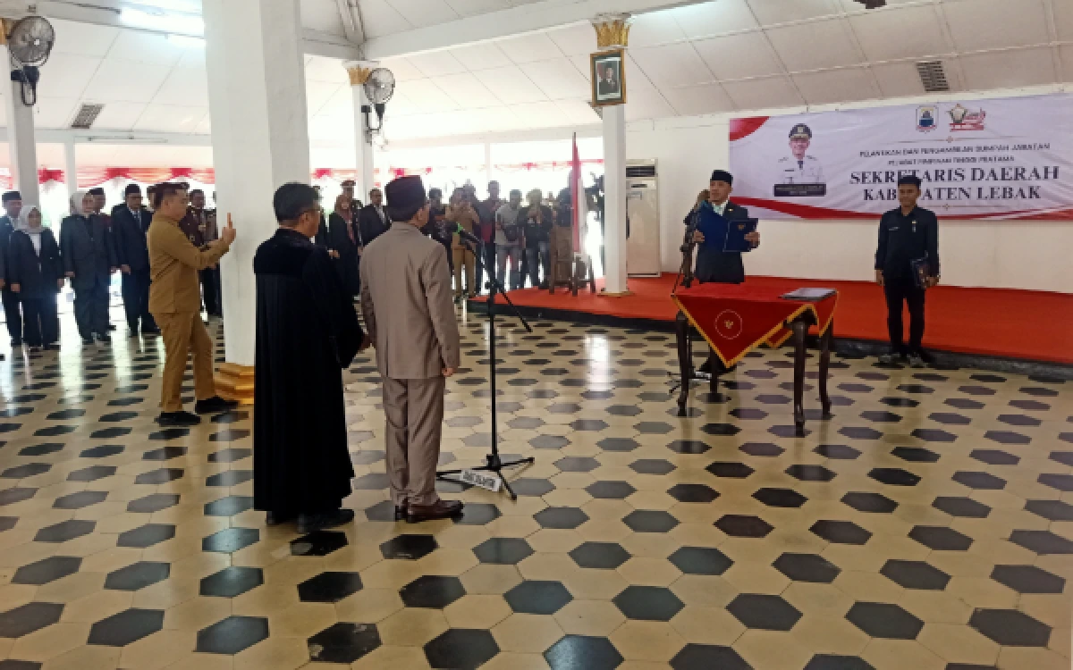 Thumbnail Berita - Hasbi Lantik Halson Nainggolan Jadi Sekda Lebak Definitif, Tekankan ASN Harus Berani dan Loyal