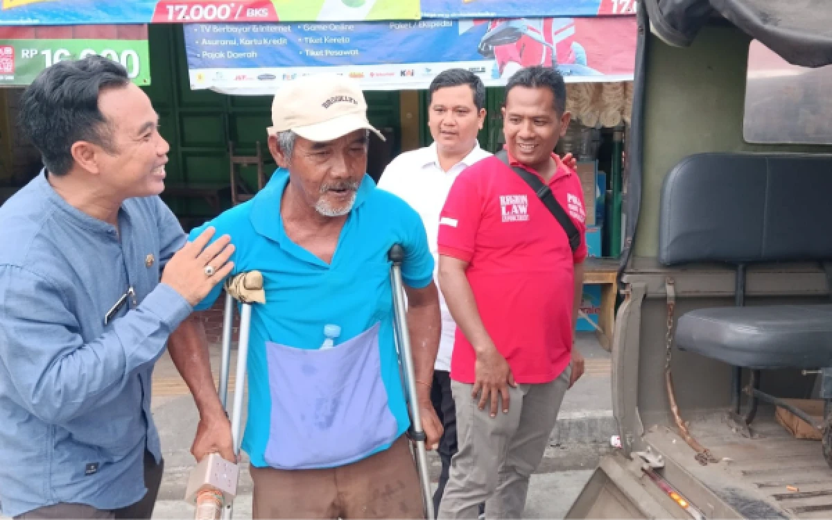 Thumbnail Berita - Kakek Satu Kaki Mengamen di Jalan, Camat Tulangan Sidoarjo Jemput dan Antar Pulang