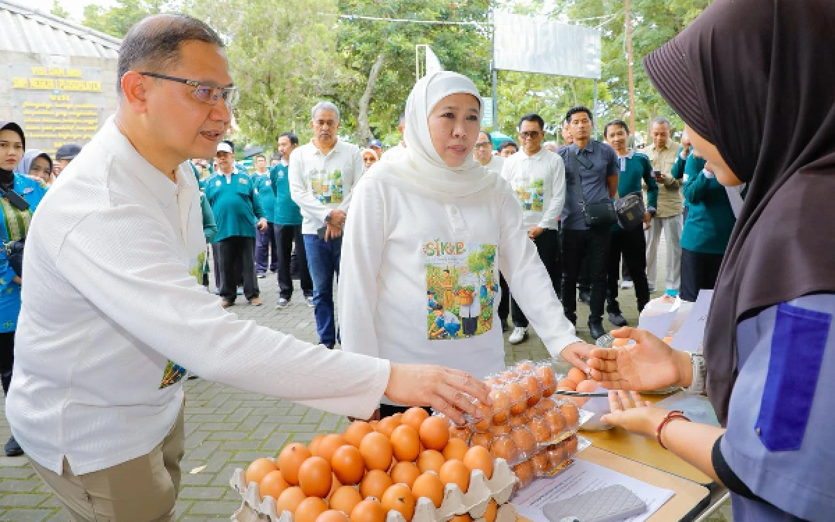 Foto Gubernur Jatim Khofifah Indar Parawansa (tengah) didampingi Kepala Dinas Pendidikan Jatim Aries Agung Paewai (kiri) berbincang dengan murid SMK di sela pemanfaatan hasil program SIKAP yang dikelola beberapa waktu lalu. (Foto: Biro Adpim Setdaprov Jatim)