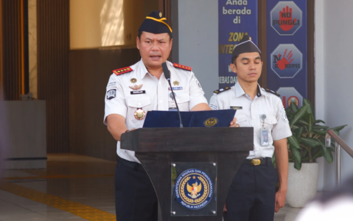 Foto Kepala Lapas Narkotika Kelas IIA Yogyakarta, Gumilar Budirahayu, saat memberikan arahan tegas dalam Apel Ikrar Pemasyarakatan Bersih dari Halinar, Jumat 8 Mei 2026. (Foto: Humas LP -N/Ketik.com)