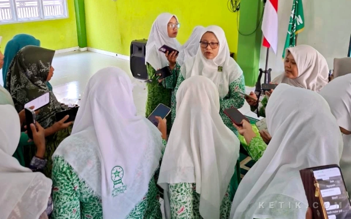 Foto Suasana peserta Pelatihan Jurnalistik Fatayat NU Pacitan mempraktikkan teknik wawancara dengan menggali informasi secara langsung kepada narasumber. Praktik ini menjadi bagian dari upaya meningkatkan keterampilan jurnalistik kader dalam mengumpulkan informasi dan menyusun berita.