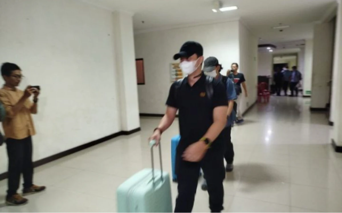 Thumbnail Berita - Delapan Jam Penggeledahan, KPK Bawa Koper dan Flashdisk dari Dinkes Ponorogo