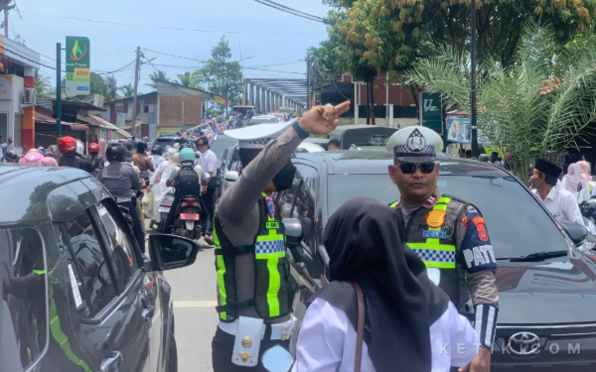 Foto Personel Satlantas Polres Abdya mengurai kemacetan di depan Masjid Agung Baitul Ghafur Abdya, Selasa (6/10/2026). (Foto: T. Rahmat/Ketik)