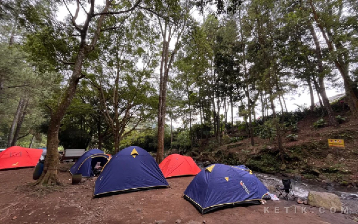 Foto Beberapa tenda yang didirikan oleh wisatawan di dekat aliran sungai. (Foto: Fisca/Ketik.com)