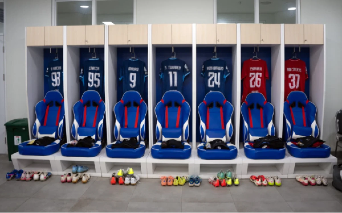 Foto Peserta Inside The Lion Home akan diajak masuk ke ruang ganti skuad Arema FC di Stadion Kanjuruhan Kabupaten Malang. (Foto: Media Officer Arema FC)