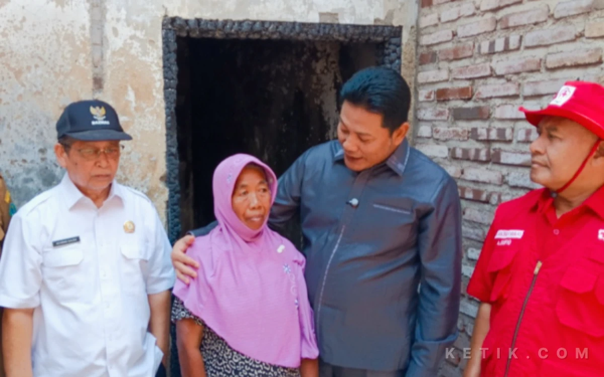 Thumbnail Berita - Bupati Subandi Cepat Bantu Korban Kebakaran, Pemilik Rumah Langsung Senang