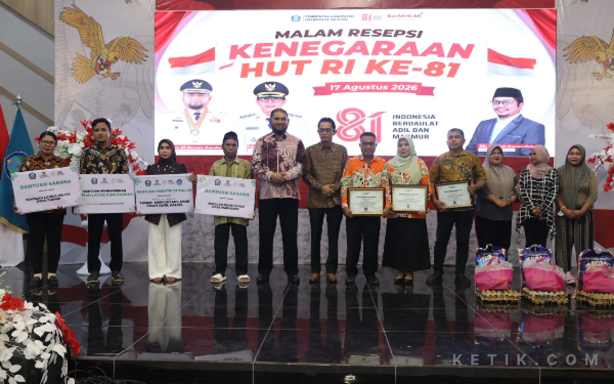 Foto Bupati dan Wakil Bupati Halmahera Selatan saat menyerahkan piagam penghargaan ke penerima penghargaan (Foto: Mursal/Ketik.com)