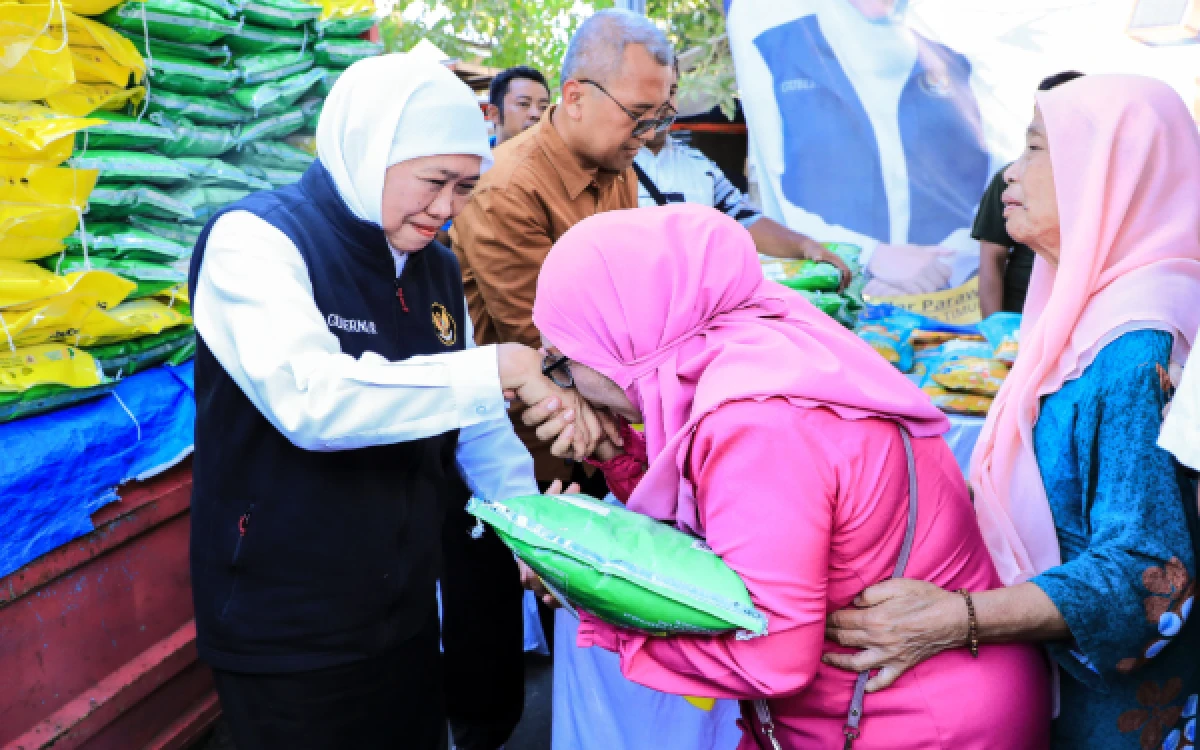 Thumbnail Berita - Gubernur Khofifah Bagikan Bendera! Komitmen Gencarkan Instrumen Strategis Jaga Daya Beli, Warga Pasuruan Serbu Pasar Murah