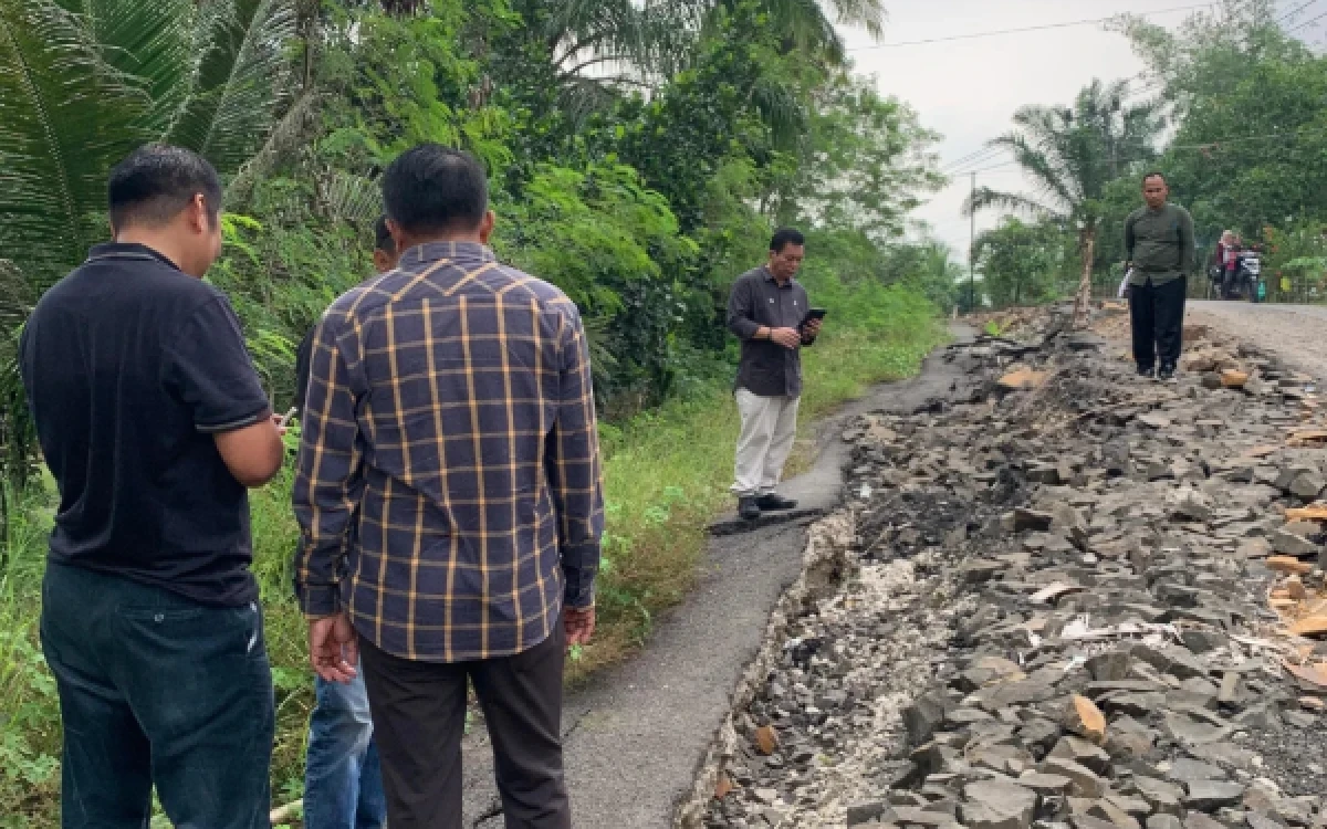 Thumbnail Berita - Tinjau Jalan Rusak di Wanasalam, Pj Sekda Lebak Pastikan Penanganan Infrastruktur Jadi Prioritas