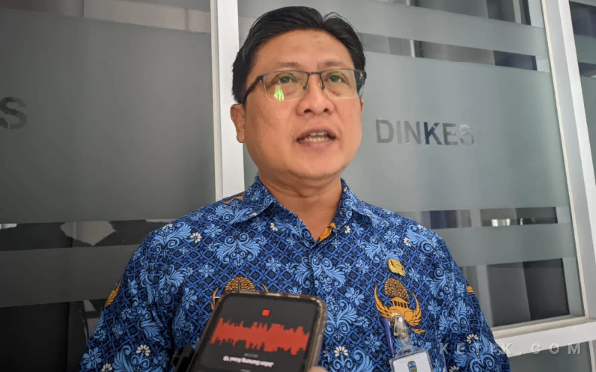 Foto Kepala Dinas Kesehatan Kabupaten Pacitan, dr. Daru Mustikoaji, memberikan keterangan usai pelaksanaan sidang pleno Re-Verifikasi ODF Berkelanjutan di Kantor Dinas Kesehatan Kabupaten Pacitan, Kamis, 17 Juli 2026. Ia menegaskan, keberhasilan mempertahankan status Open Defecation Free (ODF) menjadi pijakan bagi Pacitan untuk mewujudkan sanitasi aman dan memperkuat perilaku hidup bersih dan sehat di tengah masyarakat.