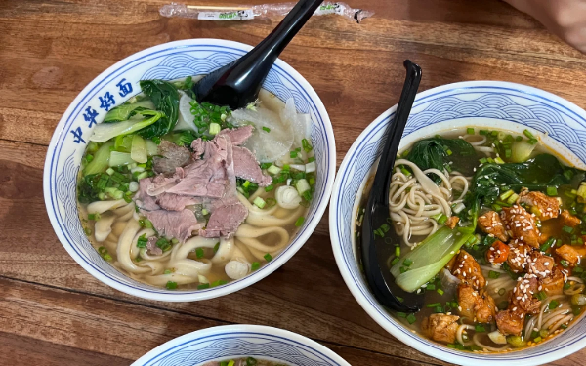 Foto Beragam varian mi khas Lanzhou disajikan dengan resep autentik Tiongkok menggunakan bahan-bahan halal di Warung Mi Lanzhou, Kota Malang. (Foto: Faiz/Ketik.com)