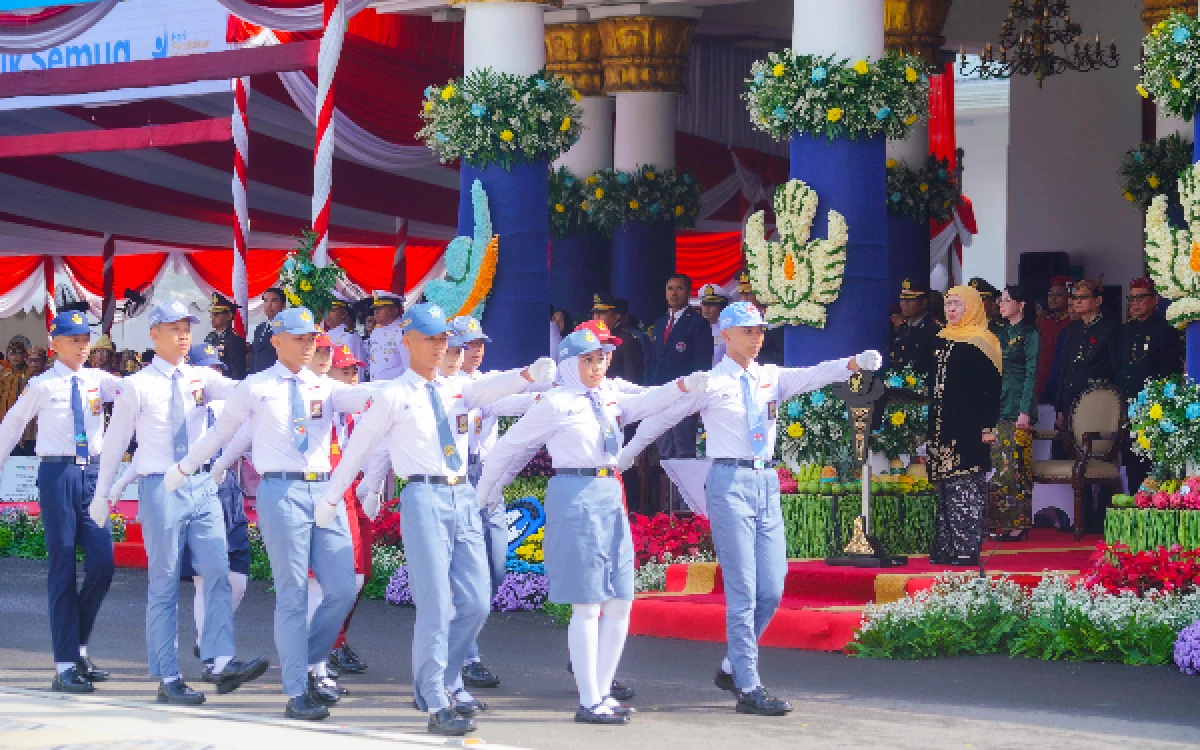 Foto Petugas Paskibra saat Upacara Hardiknas 2026 di Gedung Negara Grahadi di Surabaya pada Senin, 4 Mei 2026. (Foto: Biro Adpim Setdaprov Jatim)