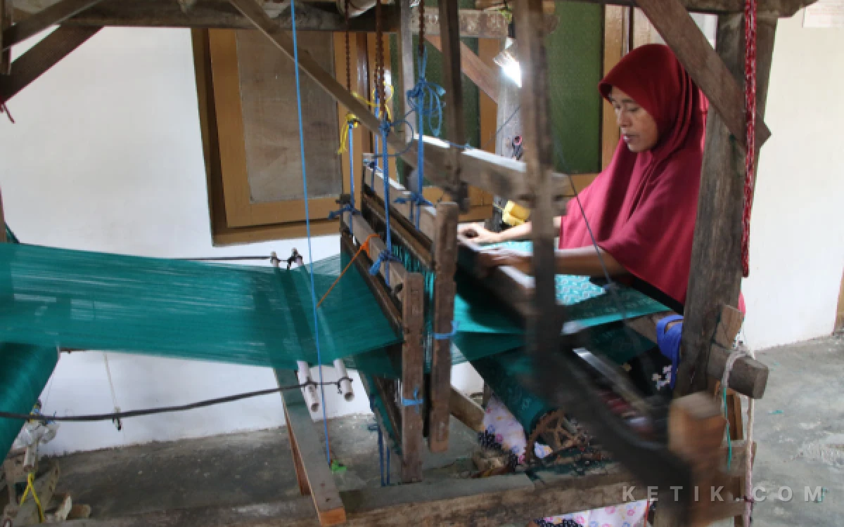 Foto Pekerja menenun sarung goyor di Penggaron, Kecamatan Mojowarno, Kabupaten Jombang.. (Foto: Syaiful Arif/ketik.com)