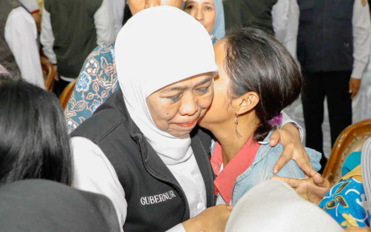 Thumbnail Berita - Ke Ngawi, Gubernur Khofifah Salurkan Bansos Rp32,16 Miliar Sekaligus Jaga Daya Beli Masyarakat dan Dorong Kemandirian Ekonomi Desa