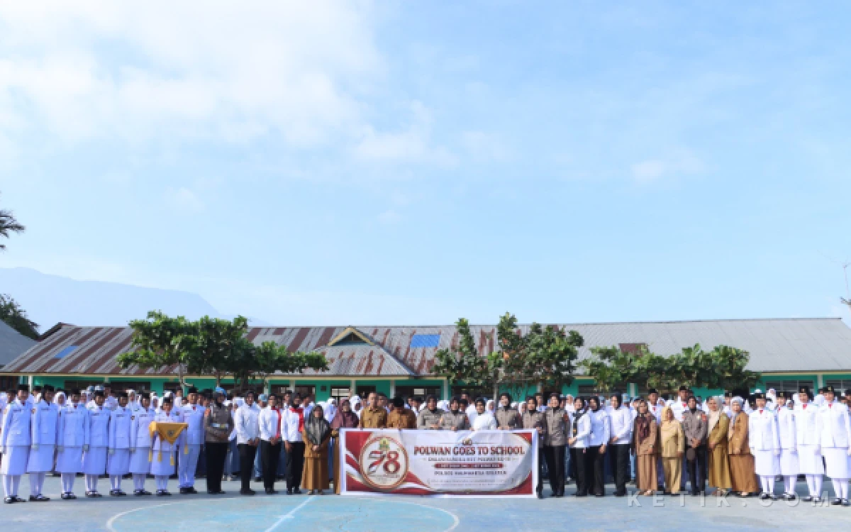 Foto Pose bersama jajaran Polres, Para dewan guru, serta siswa SMA Negeri 1 Halmahera Selatan (Foto: Mursal/Ketik.com)