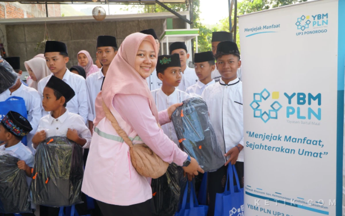 Foto Sebanyak 30 anak yatim, piatu, dan dhuafa dari LKSA Nurul Hikmah Trenggalek memilih sendiri perlengkapan sekolah dalam program Back to School yang digelar YBM PLN UP3 Ponorogo bersama PLN ULP Trenggalek dan Srikandi PLN, Rabu, 8 Juli 2026.