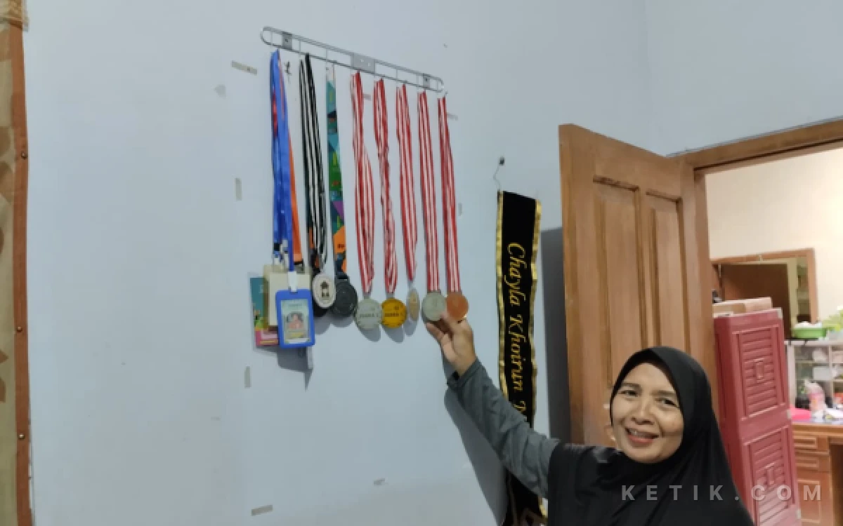 Foto Nurijana, ibunda Chayla Hoirun Nisa saat menunjukkan sederet piagam penghargaan yang diterima buah hatinya, Selasa, 28 Juli 2026. (Foto: Fadli/Ketik.com)
