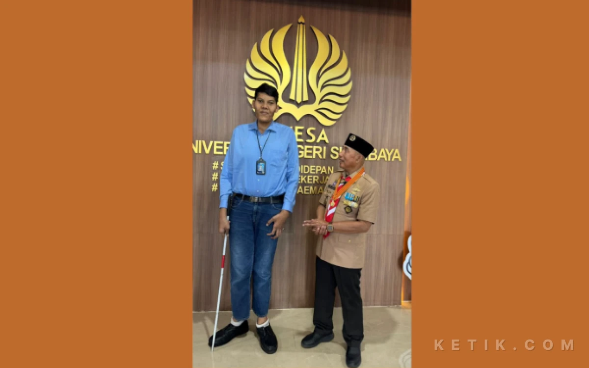 Foto Elpanda Tarigan bersama Ketua Kwarda Pramuka Jatim Arum Sabil di Universitas Negeri Surabaya. (Foto: Kiagus/Ketik.com)