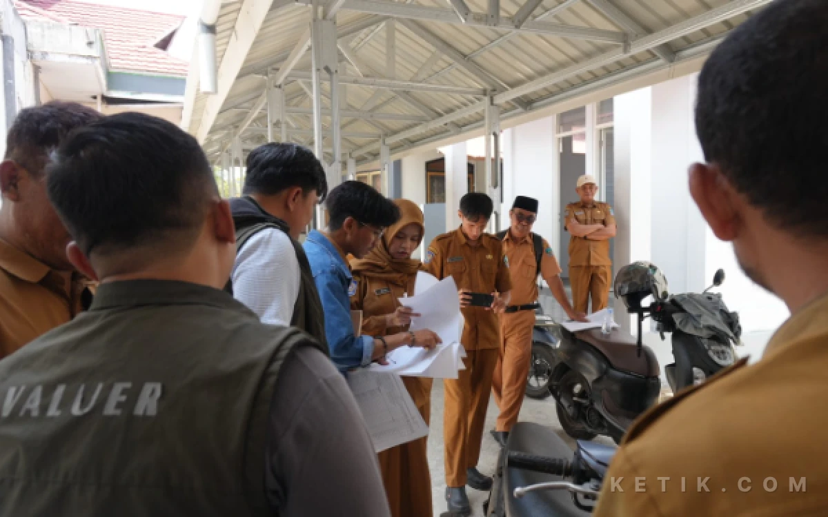 Foto KPKNL Ternate memberi pendampingan langsung terhadap salah satu dari 11 peserta penaksir/Penilai Pemda Halsel (Foto: Humas Pemda Halsel For Ketik.com)