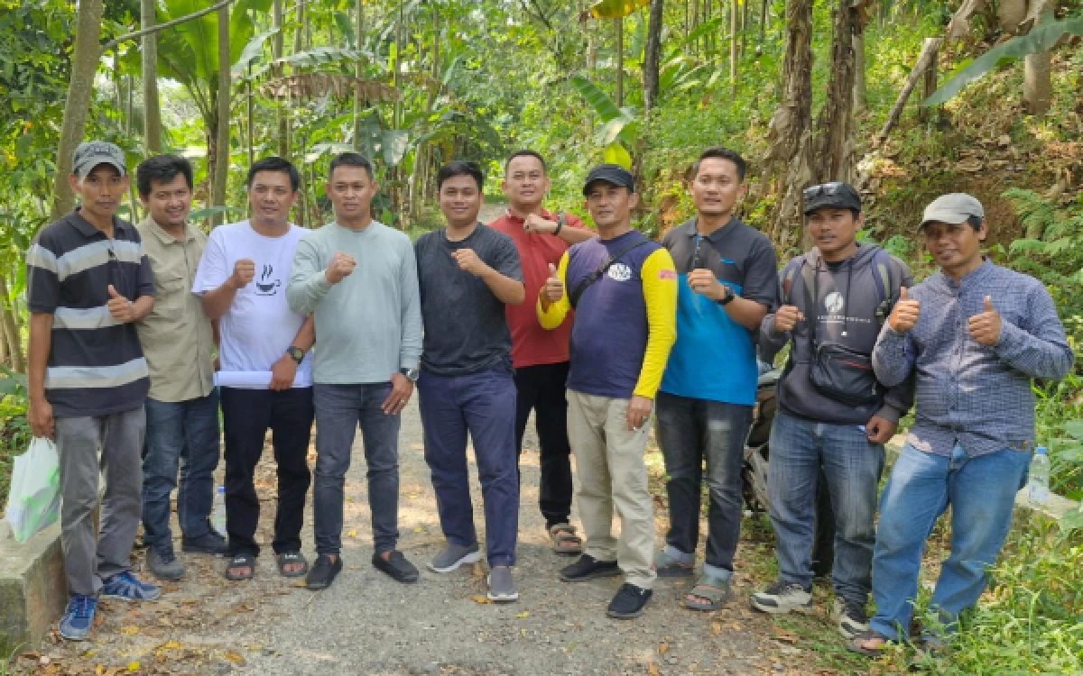 Foto Setelah melaksanakan survei jalan poros desa Ketua Komisi lV DPRD Lebak bersama Tim DPUPR Lebak foto bersama. (Foto: Komisi lV DPRD Lebak for ketik.com)
