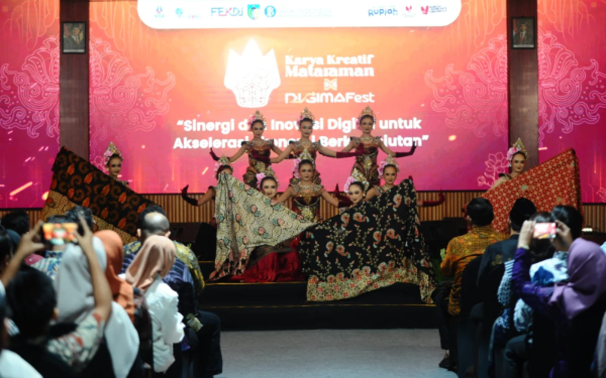 Foto Kantor Perwakilan Bank Indonesia (BI) Kediri kembali menggelar Karya Kreatif Mataraman (KKM) X DIGIMAFest 2026 sebagai upaya mempercepat transformasi digital sekaligus mendorong pelaku UMKM agar mampu bersaing hingga pasar internasional. Acara dibuka langsung oleh Kepala Kantor Perwakilan BI Kediri, Yayat Cadarajat.