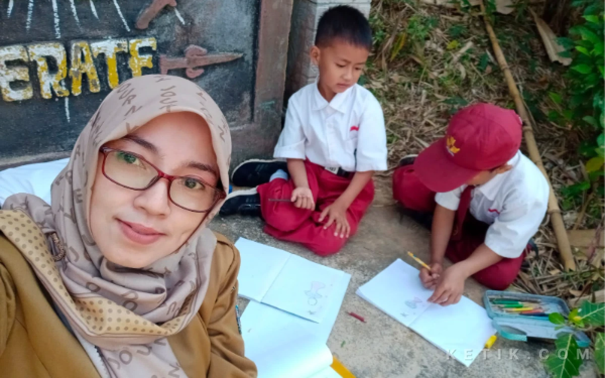 Thumbnail Berita - Perjuangan Guru Anik yang Rela Jatuh Bangun Demi Segelintir Murid di Pelosok Pacitan