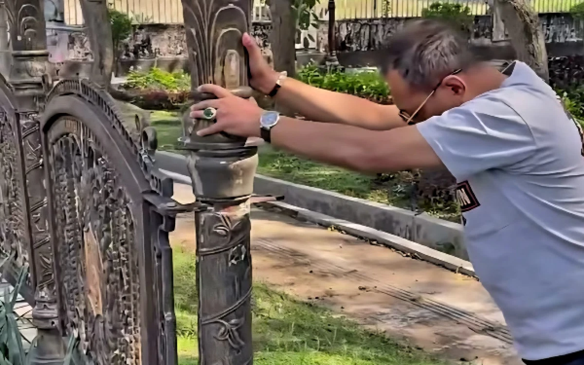 Thumbnail Berita - KEBACUT! Pagar Pembatas Jalan dan Lampu Hias Dekat Rumdis Wali Kota-Wawali Surabaya Raib