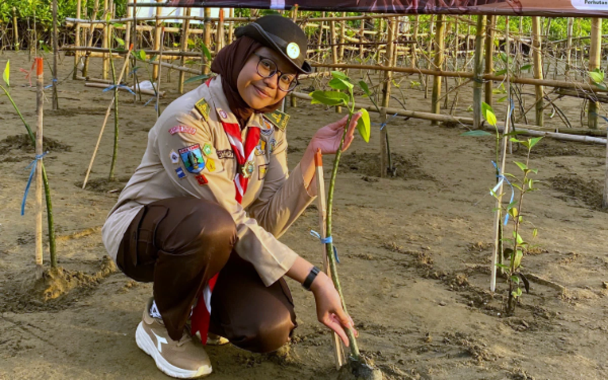 Foto Anindita Zabrina Putri Firjatullah ketika mengikuti kegiatan tanam mangrove yang juga diikuti Pramuka di Pacitan. (Foto: Dokumentasi Pribadi)