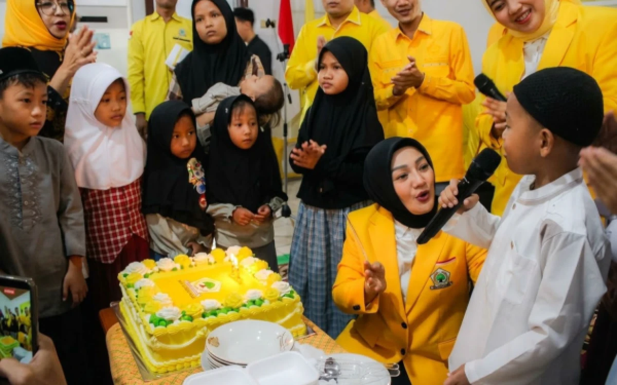 Foto Ketua DPD Partai Golkar Kabupaten Lebak Hj. Adde Rosi Khoerunnisa berinteraksi dengan anak-anak dalam rangkaian kegiatan tasyakuran HUT Ke-62 Partai Golkar di Kabupaten Lebak. (Foto: DPD Golkar Lebak).