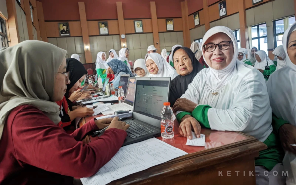 Foto Senyum para lansia menghiasi peringatan Hari Lanjut Usia Nasional (HLUN) ke-30 saat mengikuti skrining kesehatan dan layanan pemeriksaan gratis, Rabu (10/6/2026).